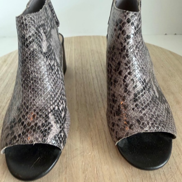 Clarks Somerset Women’s 8 Snake Print Peep Toe Block Heel Sandals Ankle Booties - Picture 3 of 7